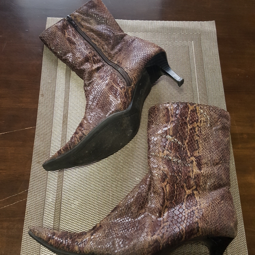 Fioni snake print booty